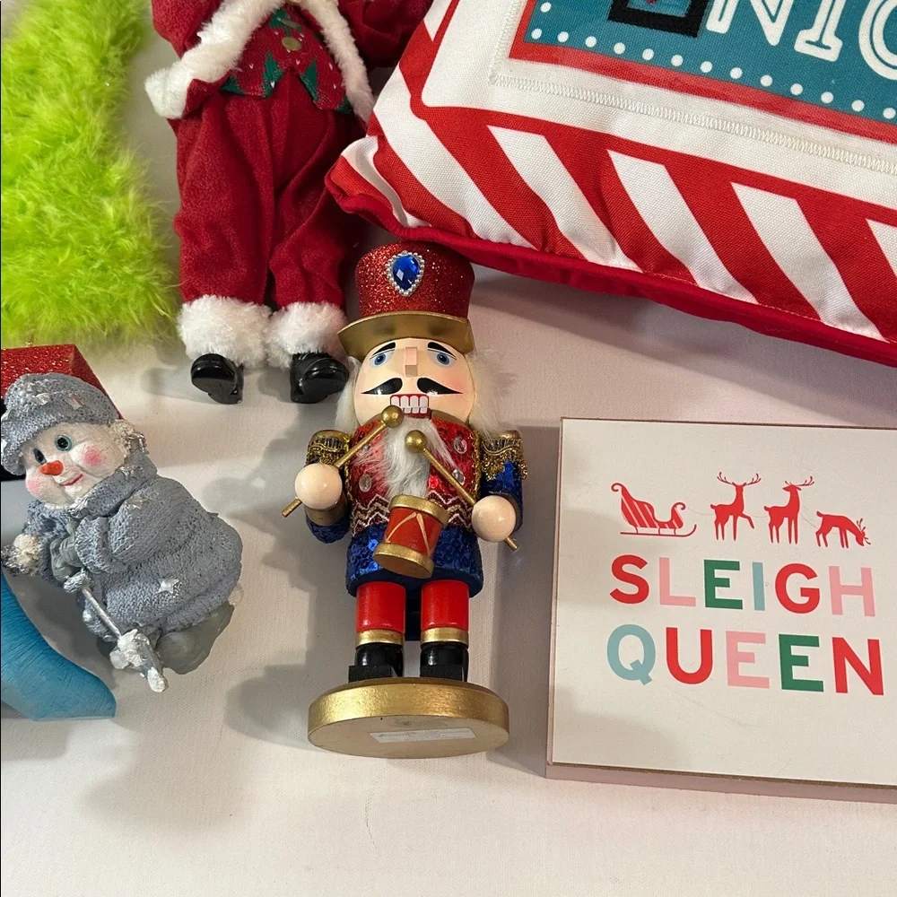 LOT OF CHRISTMAS DECORATIONS! 9 ITEMS!